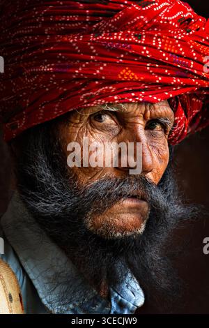Rabari-Mann in traditioneller Kopfbedeckung in Poshina, Indien. Stockfoto