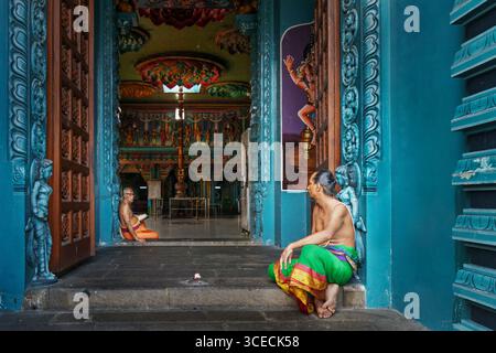 Priester im Hindu-Tempel, bekannt als Sri Kailasanathar in Colombo, Sri Lanka Stockfoto