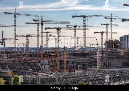 Bau von Kränen auf der Großbaustelle für das Überseezentrum in der Hamburger Hafencity Stockfoto