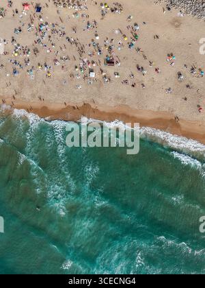 Vista aérea da Praia Grande em Colares, litoral de Sintra, com uma das maiores piscinas água salgada em Portugal aos 17 de agosto de 2025 Stockfoto