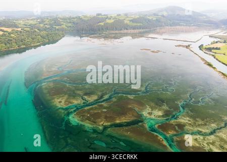 Luftaufnahme der Feuchtgebiete und der komplexen Wasserkanäle rund um San Vicente de la Barquera in Kantabrien, Spanien, mit lebendigen Texturen und natura Stockfoto