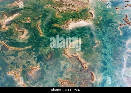 Aus der Vogelperspektive sehen Sie komplexe Feuchtgebiete in San Vicente de la Barquera, Kantabrien, Spanien, die die lebhafte Mischung aus Grün- und Blautönen aus der ganzen Welt zeigen Stockfoto