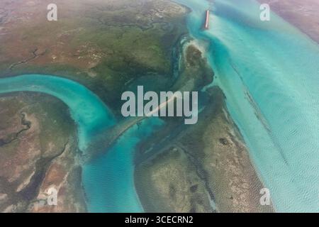 Die Luftaufnahme zeigt die komplexen Muster von Feuchtgebieten und Bächen in der Nähe von San Vicente de la Barquera, Kantabrien, Spanien, mit leuchtendem Blau und gre Stockfoto