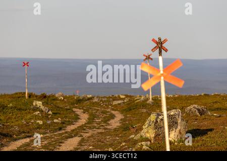 Schneepolstenmarkierung, Felsen und leere Landschaft im Sommer am frühen Morgen Licht Stockfoto