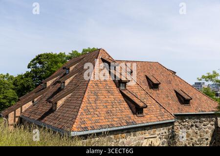Ziegeldach auf Steinhaus in der Festung Akershus in Oslo, Norwegen Stockfoto