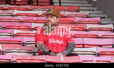 Nottingham, Großbritannien. August 2025. Nottingham Forest Fan im City Ground vor dem Auftakt beim Premier League Football Spiel zwischen Nottingham Forest und Brentford FC auf dem City Ground in Nottingham. (Foto: Paul Bonser/Sports Press Photo) Credit: SPP Sport Press Photo. /Alamy Live News Stockfoto
