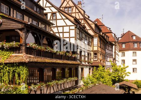 Malerische Aussicht auf traditionelle Fachwerkhäuser mit Blumenkästen, die den malerischen architektonischen Charme von Straßburg, Frankreich, un, zeigen Stockfoto