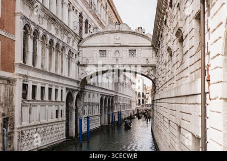 Atemberaubende Architektur von Venedig, Italien, wie in diesem Bild einer ikonischen Steinbrücke über einen ruhigen Kanal festgehalten, die komplizierte Details und cl zeigt Stockfoto