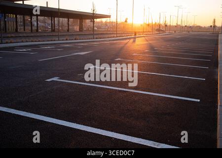 Straßenschilder in einem neuen Parkplatz Stockfoto