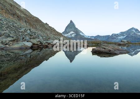 Ein atemberaubender Blick auf den berühmten Matterhorn-Berg, der sich perfekt in den ruhigen Gewässern eines alpinen Sees spiegelt und die majestätische Schönheit des Südwestens einfängt Stockfoto