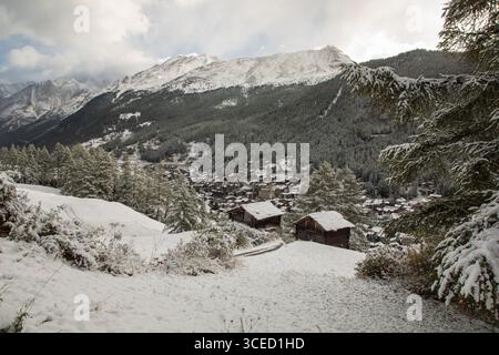 Malerischer Blick auf das Dorf Zermatt im Sommer, umgeben von schneebedeckten Bergen und üppigen Wäldern in den Schweizer Alpen. Die bezaubernde Landschaft Captu Stockfoto