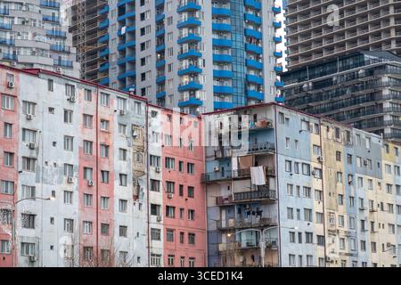 Ein pulsierendes Stadtbild mit einer Mischung aus modernen und älteren Hochhäusern mit farbenfrohen Fassaden, die das urbane Leben in einer belebten Gegend von Georgia darstellen Stockfoto