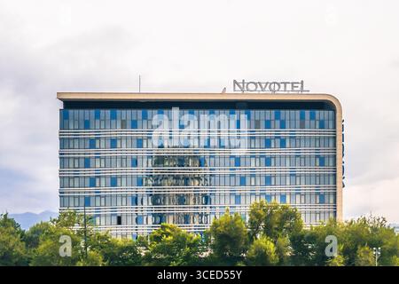 Almaty, Kasachstan - 14. Juli 2025: 4-Sterne-Hotel Novotel. Buchung der Unterkunft Stockfoto