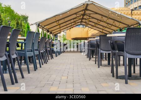 Almaty, Kasachstan - 14. Juli 2025: Leere Sommerterrasse des Restaurants. Keine Arbeitszeiten Stockfoto