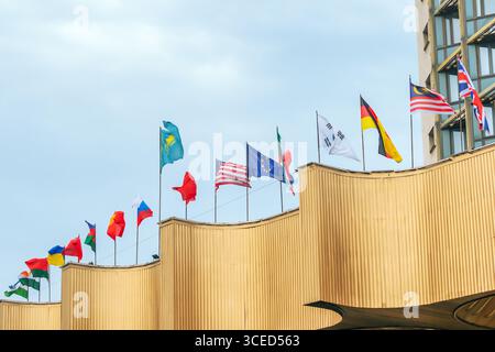 Almaty, Kasachstan - 14. Juli 2025: Nationalflaggen verschiedener Länder auf einem Gebäude in Kasachstan. Politische Verhandlungen Stockfoto