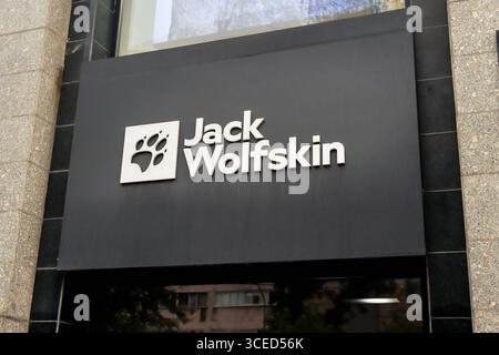 Almaty, Kasachstan - 14. Juli 2025: Jack Wolfskin. Bekleidungshersteller und Outdur-Ausrüstung Stockfoto