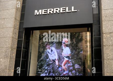 Almaty, Kasachstan - 14. Juli 2025: Schaufenster des Sportgeschäfts Merrel. Hersteller von Kleidung und Schuhen Stockfoto