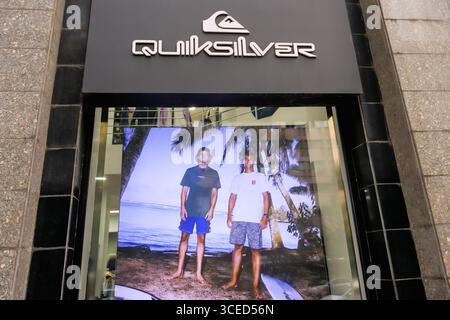 Almaty, Kasachstan - 14. Juli 2025: Quiksilver-Schaufenster. Hersteller von Surfbekleidung und Zubehör Stockfoto