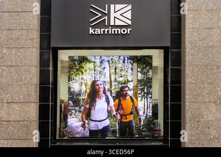 Almaty, Kasachstan - 14. Juli 2025: Karrimor Sportbekleidung Schaufenster. Professionelles Zubehör Stockfoto