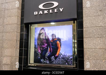 Almaty, Kasachstan - 14. Juli 2025: Oakley Sportzubehör-Schaufenster. Kleidung kaufen Stockfoto