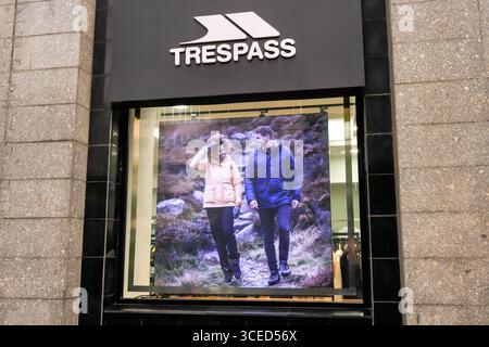 Almaty, Kasachstan - 14. Juli 2025: Ausstellung des Supermarkts für Sportbekleidung. Touristen- und Skiausrüstung Stockfoto