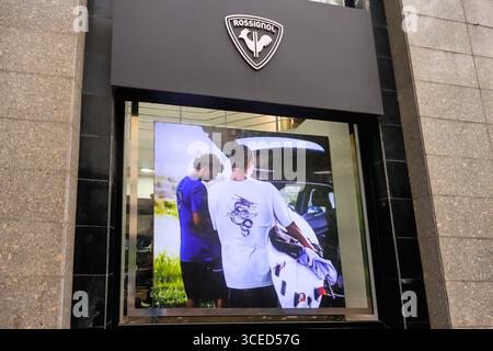 Almaty, Kasachstan - 14. Juli 2025: Ausstellung des Sportartikelgeschäfts Rossignol. Ski- und Snowboardausrüstung Stockfoto