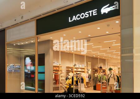 Almaty, Kasachstan - 14. Juli 2025: Boutique Lacoste im Einkaufszentrum. Kleidung und Accessoires Stockfoto