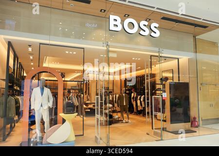 Almaty, Kasachstan - 14. Juli 2025: Boss Boutique im Einkaufszentrum. Kleidung und Accessoires Stockfoto