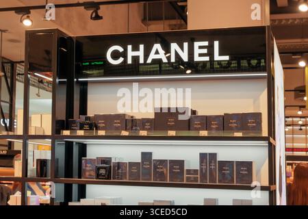 Almaty, Kasachstan - 14. Juli 2025: Parfüm-Vitrine Chanel. Eau de Toilette Stockfoto