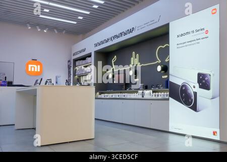 Almaty, Kasachstan - 14. Juli 2025: Ausstellungsstücke im Xiaomi-Geschäft. Moderne Technologien Stockfoto