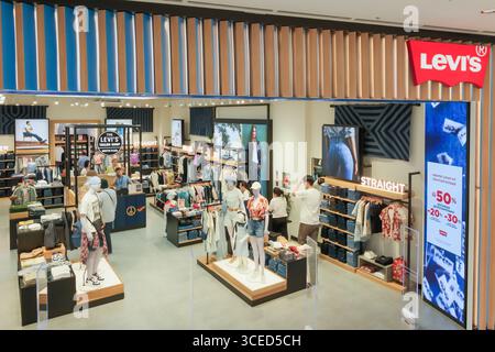 Almaty, Kasachstan - 14. Juli 2025: Boutique Levi's im Einkaufszentrum. Kleidung und Accessoires Stockfoto