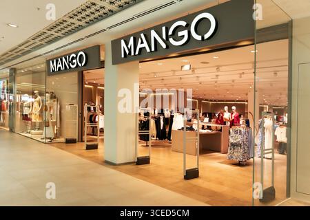 Almaty, Kasachstan - 14. Juli 2025: Boutique Mango im Einkaufszentrum. Kleidung und Accessoires Stockfoto