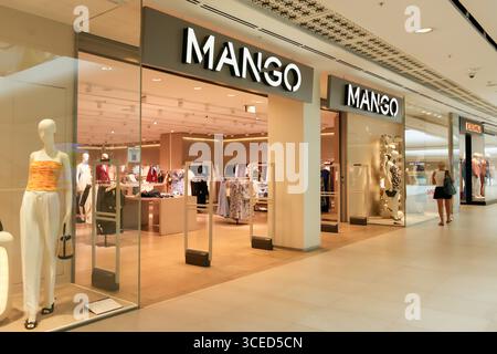 Almaty, Kasachstan - 14. Juli 2025: Eintritt zum Mango-Laden. Kleidung und Accessoires Stockfoto