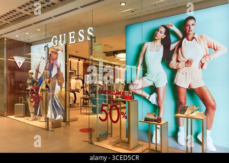 Almaty, Kasachstan - 14. Juli 2025: Guess Boutique im Einkaufszentrum. Kleidung und Accessoires Stockfoto