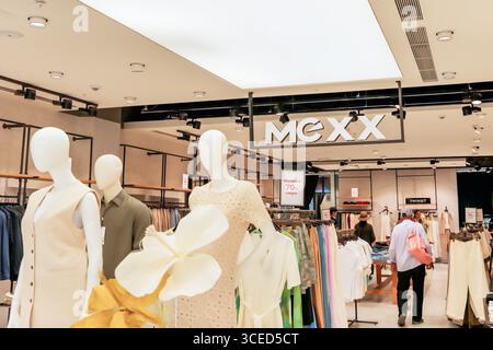 Almaty, Kasachstan - 14. Juli 2025: Im Mexx-Geschäft. Kleidung und Accessoires Stockfoto