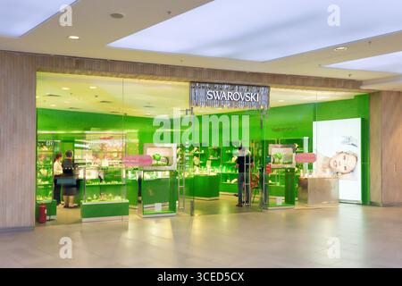 Almaty, Kasachstan - 14. Juli 2025: Swarovski-Shop im Einkaufszentrum. Luxuriöser Schmuck Stockfoto