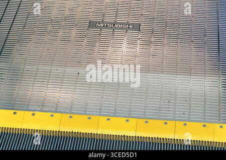 Almaty, Kasachstan - 14. Juli 2025: Teil der Mitsubishi-Rolltreppe. Hebe- und Transportausrüstung Stockfoto