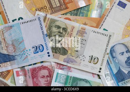 Eine Mischung aus bulgarischen Lew- und Euro-Banknoten Stockfoto