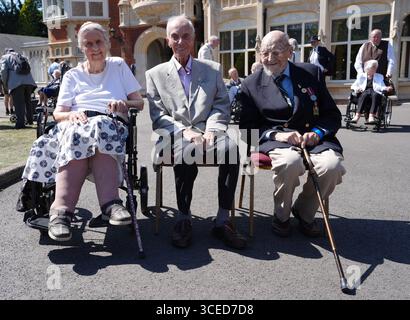 Die Veteranen Hazel Halter (100), John Cook (99) und Pat Field (99), vor dem Bletchley Park Mansion, als sie während des jährlichen Bletchley Park Reunion in Milton Keynes, einst das streng geheime Zuhause der Codebreakers aus dem Zweiten Weltkrieg, zum Schauplatz ihres Kriegsdienstes zurückkehren. Die drei spielten eine Schlüsselrolle beim Brechen japanischer Codes während des Zweiten Weltkriegs. Sie arbeiteten eng mit amerikanischen Kollegen zusammen und halfen dabei, wichtige Marine-, militärische und diplomatische Geheimdienste aufzudecken. Nach dem VE Day wechselten viele Codebreaker von deutschen auf japanische Signale, ihre Bemühungen erwiesen sich als entscheidend für die Pazifikkampagne und Stockfoto