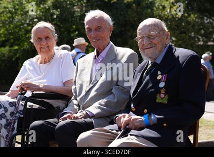 Die Veteranen Hazel Halter (100), John Cook (99) und Pat Field (99), vor dem Bletchley Park Mansion, als sie während des jährlichen Bletchley Park Reunion in Milton Keynes, einst das streng geheime Zuhause der Codebreakers aus dem Zweiten Weltkrieg, zum Schauplatz ihres Kriegsdienstes zurückkehren. Die drei spielten eine Schlüsselrolle beim Brechen japanischer Codes während des Zweiten Weltkriegs. Sie arbeiteten eng mit amerikanischen Kollegen zusammen und halfen dabei, wichtige Marine-, militärische und diplomatische Geheimdienste aufzudecken. Nach dem VE Day wechselten viele Codebreaker von deutschen auf japanische Signale, ihre Bemühungen erwiesen sich als entscheidend für die Pazifikkampagne und Stockfoto