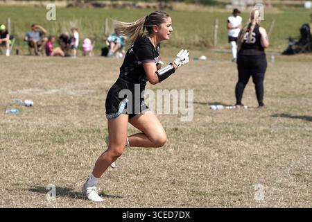 Fußballspielerin mit weißer Flagge, die die Linie hinter sich lässt @ Flagapalooza 2025 Flag Football Tournament, Newlands Park, Cheltenham, Vereinigtes Königreich, Stockfoto