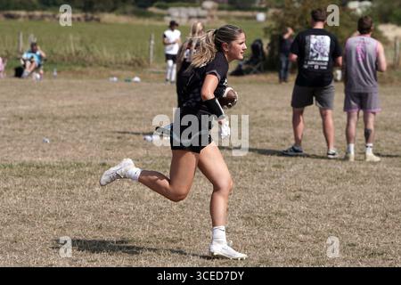 Fußballspielerin mit weißer Flagge, die die Linie hinter sich lässt @ Flagapalooza 2025 Flag Football Tournament, Newlands Park, Cheltenham, Vereinigtes Königreich, Stockfoto