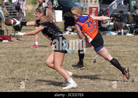 Fahnenfußballspielerin, die mit dem Ball läuft @ Flagapalooza 2025 Flag Football Tournament, Newlands Park, Cheltenham, Vereinigtes Königreich, Stockfoto
