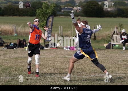 Weißer männlicher Quarterback beim Flagapalooza 2025 Flag Football Tournament, Newlands Park, Cheltenham, Großbritannien, Stockfoto