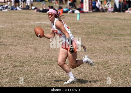 Fußballspielerin mit weißer Flagge, die mit dem Ball läuft @ Flagapalooza 2025 Flag Football Tournament, Newlands Park, Cheltenham, Großbritannien, Stockfoto