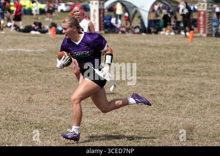 Weiße blonde Fahnenfußballspielerin, die mit dem Ball läuft @ Flagapalooza 2025 Flag Football Tournament, Newlands Park, Cheltenham, Vereinigtes Königreich, Stockfoto
