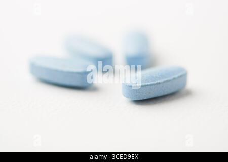 Multivitamintabletten auf hellem Papierhintergrund. Nahaufnahme. Kopierbereich Stockfoto