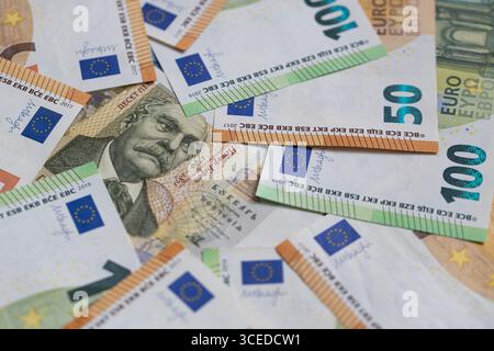 10 bulgarische Lew-Note umgeben von Euro-Banknoten Stockfoto