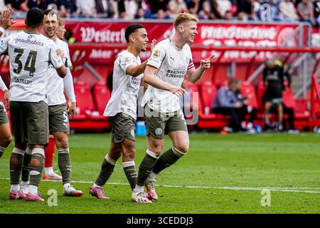 Enschede, Niederlande. August 2025. ENSCHEDE, NIEDERLANDE - 17. AUGUST: Jerdy Schouten vom PSV feiert das Tor während des niederländischen Eredivisie-Spiels zwischen dem FC Twente und PSV am 17. August 2025 in Grolsch Veste in Enschede, Niederlande. (Foto von Joris Verwijst/Orange Pictures) Credit: Orange Pics BV/Alamy Live News Stockfoto