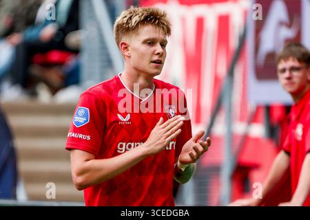 Enschede, Niederlande. August 2025. Kristian Hlynsson vom FC Twente applaudiert während des niederländischen Eredivisie-Spiels zwischen dem FC Twente und dem PSV Eindhoven am 17. August 2025 in de Grolsch Veste in Enschede. (Quelle: Warz Brinkerhof/MTB-Foto/Alamy Live News) Stockfoto
